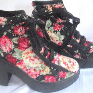 Wild Diva Women's Floral and Black Platform Ankle Boot.  Size 7             D111